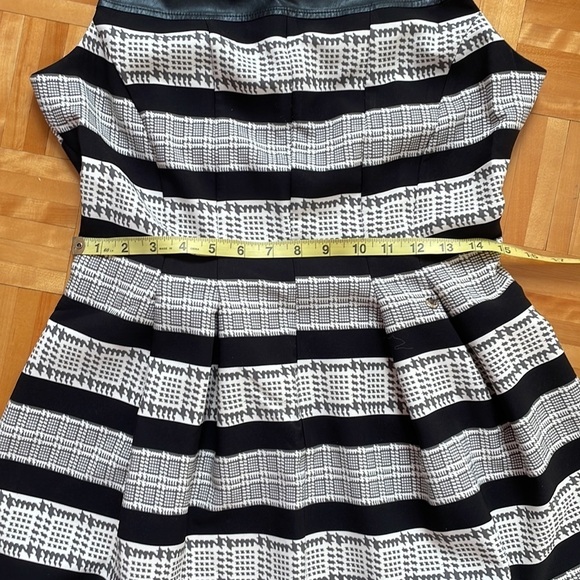 Gorgeous Rinascimento dress with imitation leather - Picture 10 of 12